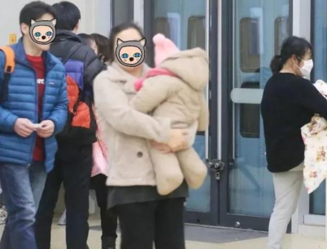 你的育儿经@从出门谁抱娃,就能看出一个家庭的幸福指数,你家是哪种?
