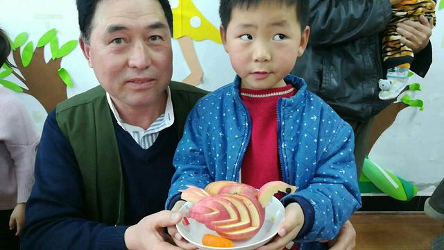 你的育儿经■幼儿园举行“水果拼盘”活动，照片发到群里后，家长看了却要报警