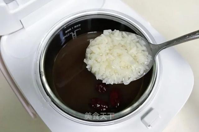 天气凉别再吃冷饮了，试试这道甜品吧！超级好吃又补气血哦