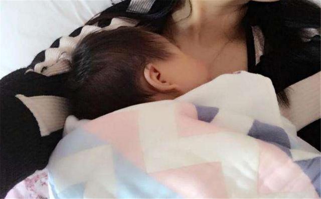 超级宝妈▲新生儿前3个月要“抱睡”,别再等宝宝出百天了,父母要多重视