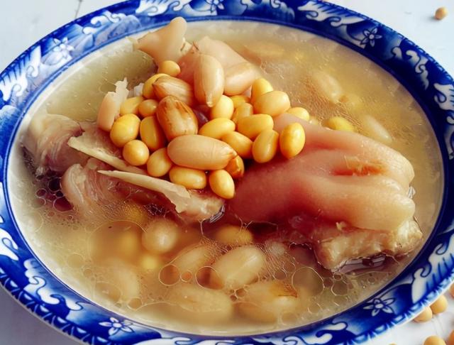 炖猪蹄，用1个窍门，时间能省一半，猪蹄软烂脱骨，满满胶原蛋白