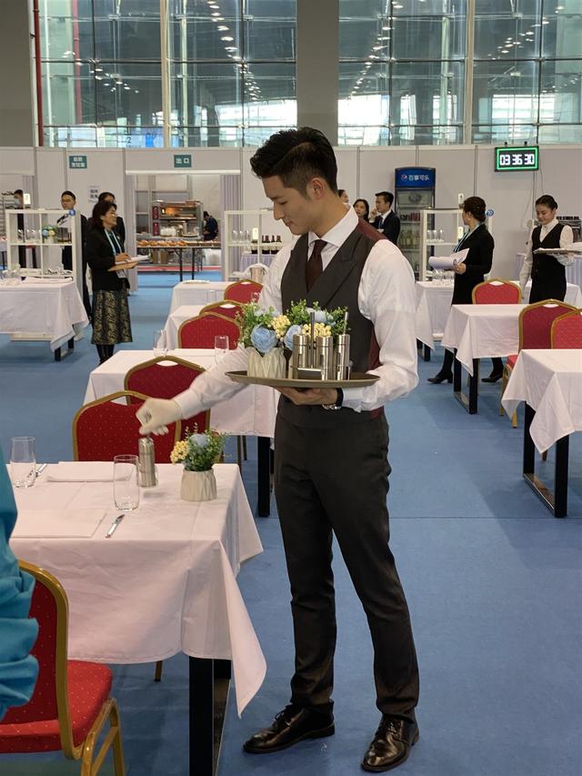 啥样的餐厅服务“最高级”？一起去看看：连橙子都要用刀叉去皮去筋