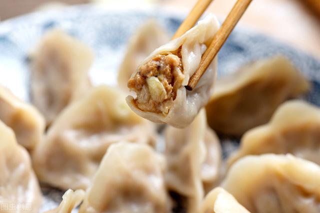 不管调什么饺子馅，牢记“3放2不放”，饺子鲜嫩多汁，香喷喷的