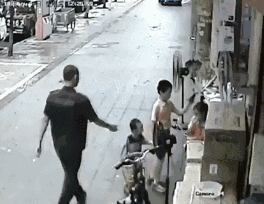 #栀蓝#6岁乞丐街头认出妈妈，却被拒相认：我不是你妈妈，我的孩子在家