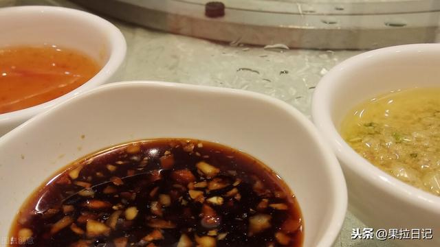 做白切鸡，水开下锅是大错！改进一步，整只鸡皮爽肉嫩、骨中带红