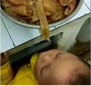 #你的育儿经#妈妈醒来发现娃“丢”了，到厨房一看笑出眼泪，网友：胃口真好