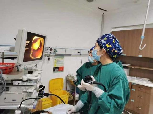 阿姨|洗漱时不小心把假牙吞了，杭州阿姨慌了：