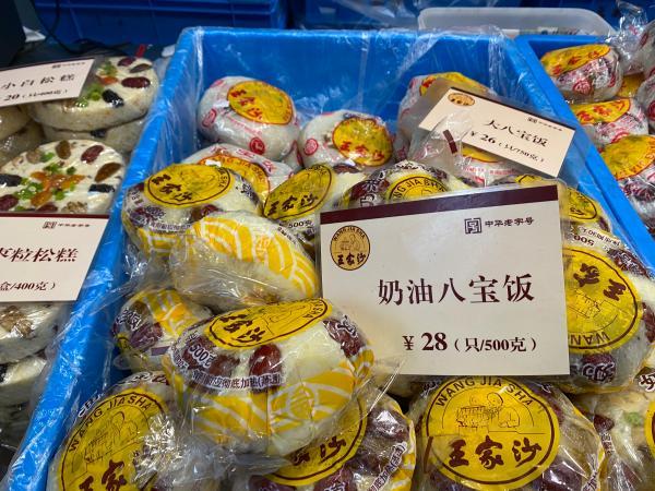 八宝饭|有的靠“秒杀”，有的日销2万只……上海最热门的八宝饭为什么好吃？