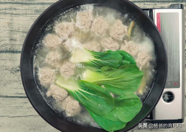 孩子爱吃的青菜肉圆汤，鲜嫩多汁，好吃营养，解馋又美味的汤羹