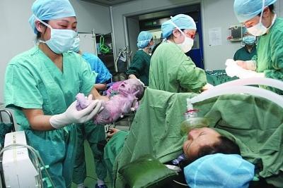 超级宝妈@通过剖腹产生了3个婴儿，但她的婆婆意外地将她骂为“无用”