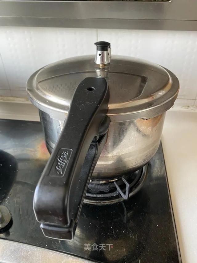 猪蹄这样做，软而不烂，肥而不腻！香糯可口，入口即化！家人超爱吃