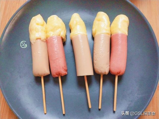 热狗我家从不买，这样做最简单最靠谱，外皮酥脆又拉丝，好吃