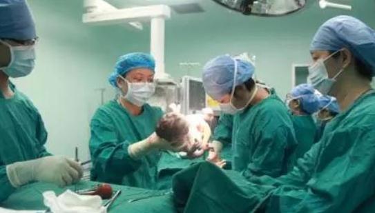 超级宝妈|孕妈顺产时,丈夫突然跪下:这孩子我们不要了,医生顿时懵了