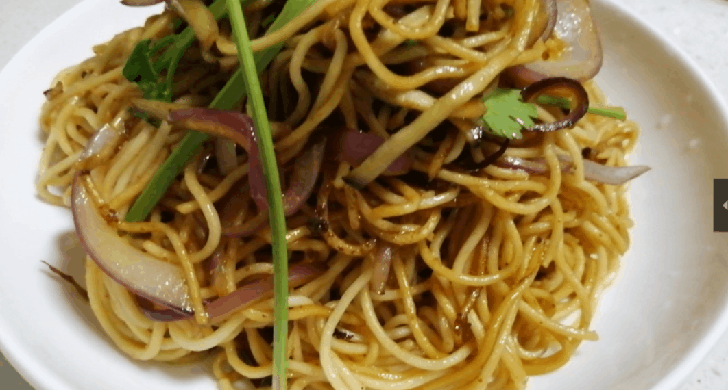 孜然炒面，家常的味道，温馨的味道！操作简单，推荐朋友们试试