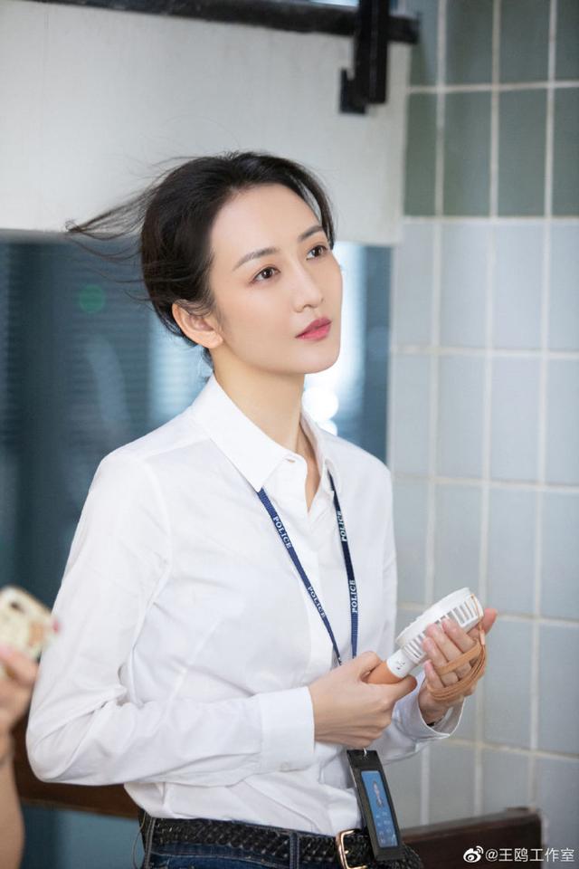 能驾驭烈焰红唇，也能素颜以对，王鸥的时尚感告诉你为何她是品牌的宠儿|影视交流地