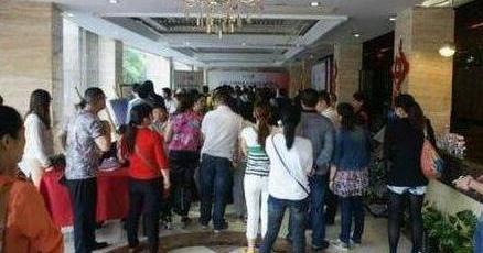 「超级宝妈」湖南女子生下5胞胎，80名家属陪伴，看到孩子性别后不厚道地笑了