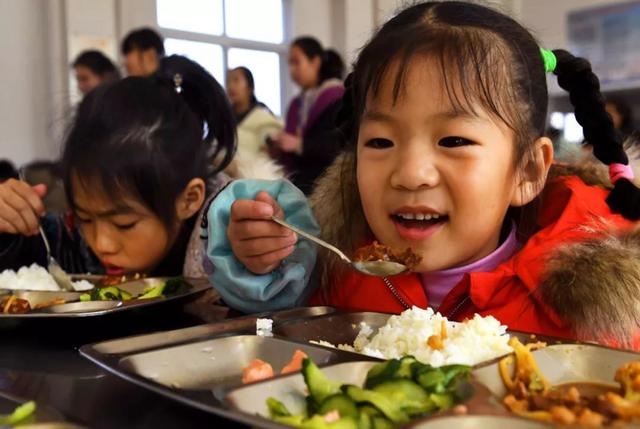 日本小学生的午餐机制有啥不同？三种优势，值得中国妈妈借鉴