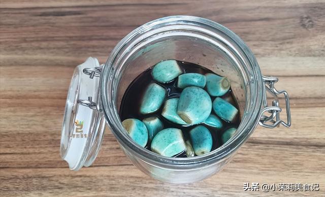 泡腊八蒜，记住“1切2腌3泡”，1天就变绿，炒菜蘸饺子脆又香