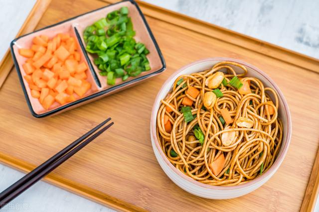 芝麻酱拌面，香甜的家常美食，上班族必备餐，简单美味又实惠