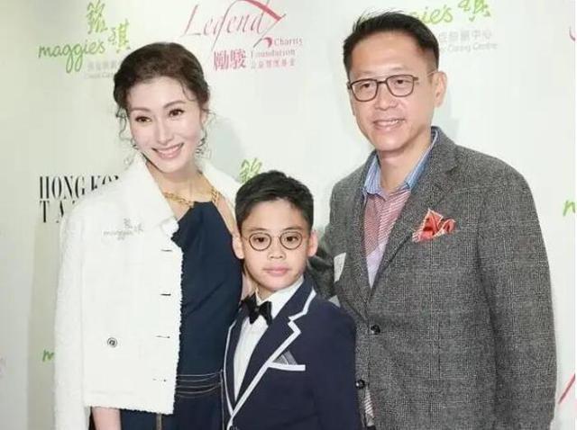 超级宝妈：李嘉欣“试管”儿子正脸照，颜值让人担忧，试管婴儿真的很差吗