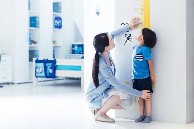 妈妈|男孩才13岁，就不再长高了！6岁弟弟也是个“小胖墩”，也要注意了