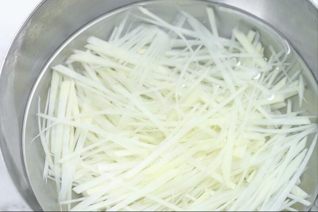 炒土豆丝，放醋时间很重要，弄清这一点，土豆丝又香又脆，很入味