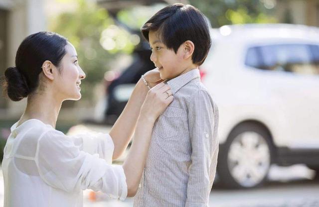 「超级宝妈」幼儿园开学典礼走红毯，成“攀比现场”，网友：拼妈的时候到了