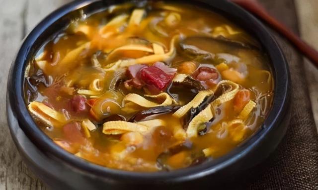 冬天我家常做这锅汤，成本才6元钱，饭前来一碗，酸辣开胃又解馋