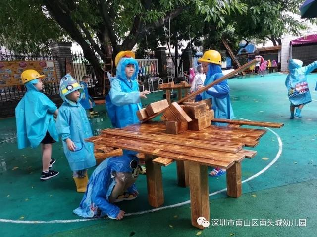 超级宝妈|谁说下雨天不能进行室外活动，这家幼儿园别出心裁做到了