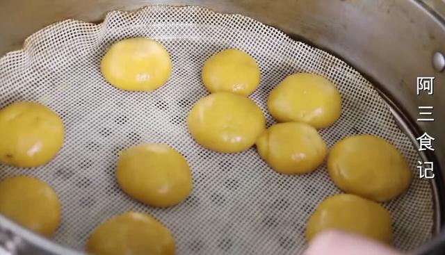 这才是红薯丸子最好吃的做法，香甜软糯不油腻，一大锅上桌就抢光
