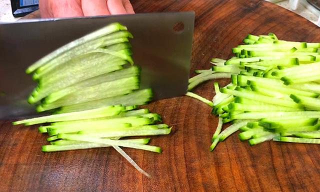 天冷了，萝卜和它是绝配，炒一炒，鲜香味美营养高，不懂吃可惜了