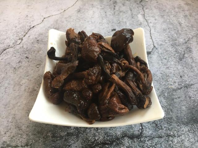 东北八大炖之一：小鸡炖蘑菇，肉质鲜嫩，汤汁浓厚鲜美，好吃到晕