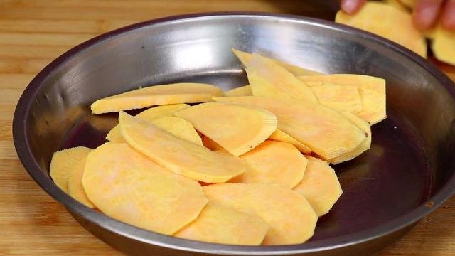 红薯最近火了，教你创意吃法，不烤不烙，用筷子一卷，太香了