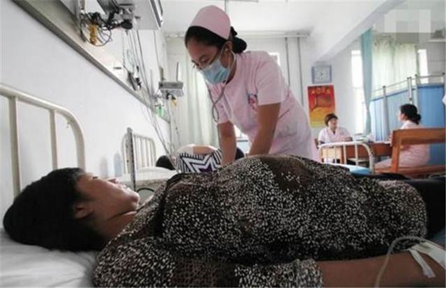 你的育儿经▲60岁老太太不顾阻拦生下二胎，6年过去了，他们一家人现状如何