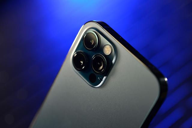 iPhone 12 Pro颜值到底高不高？在微距镜头下看一看