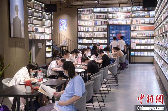 『中国新闻网』端午小长假:书店人气旺