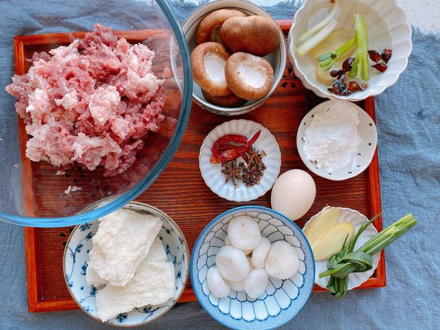 年夜饭必备的四喜丸子，寓意福禄寿喜，家庭做法更简单，肉香四溢