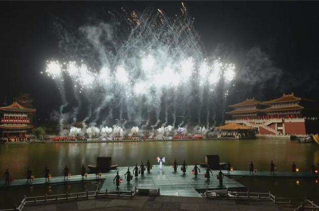 我的天！蔡徐坤、Angelababy、郭麒麟等跑男家族成员齐聚清明上河园！穿宋装、玩穿越，一起揭开这里的神秘面纱|影视交流地