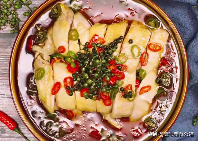 居家分享藤椒鸡的简单做法，鲜辣味美，肉嫩多汁，解馋的家常美食