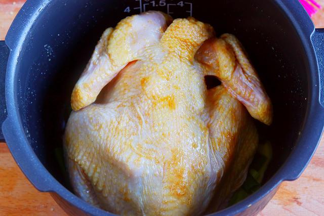 不加一滴水，用家里电饭锅就能轻松做出，鲜香四溢盐焗鸡，太香了