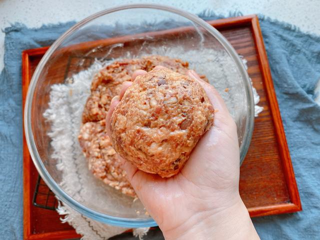 年夜饭必备的四喜丸子，寓意福禄寿喜，家庭做法更简单，肉香四溢