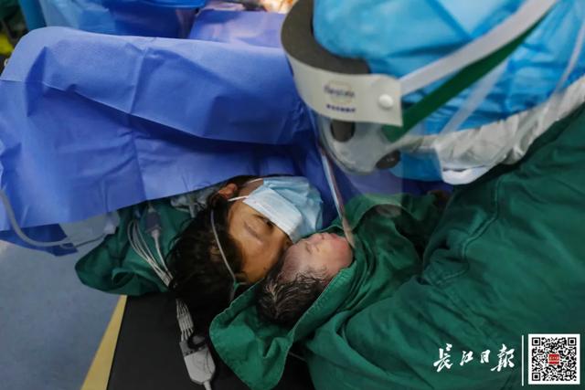 「你的育儿经」感染新冠肺炎的孕妈妈产女23天后，一家三口终于团聚了