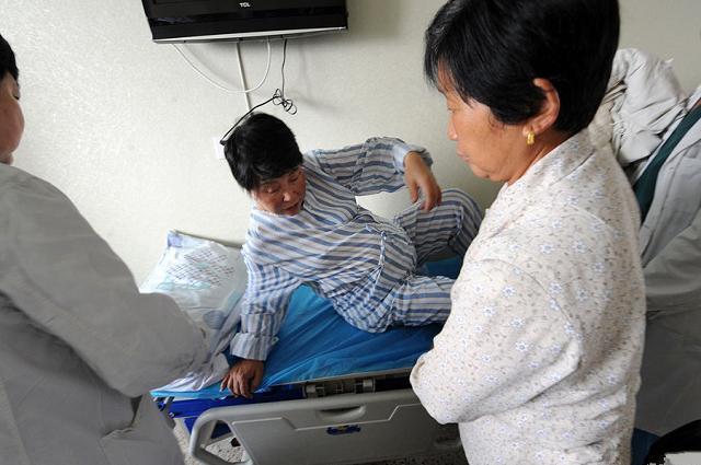 你的育儿经▲绝经3年后，55岁“极高龄”产妇生下龙凤胎，生娃原因令人感慨