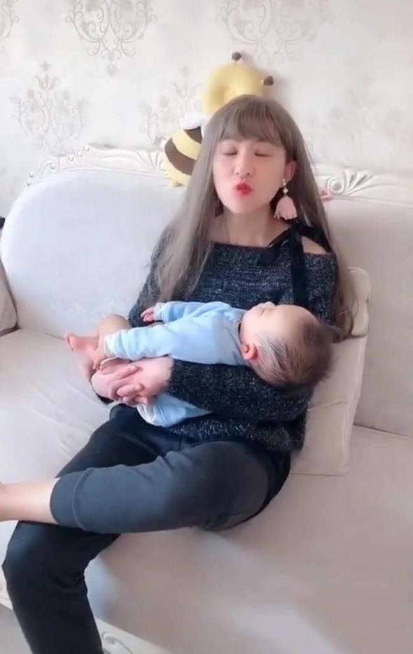 你的育儿经■宝爸“男扮女装”，化妆成“妈妈”哄娃睡觉，网友：心动的感觉