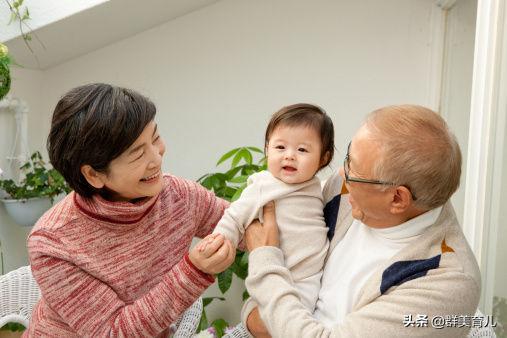超级宝妈▲奶奶是不是真疼孙子，一眼就能分辨出，隔代亲到底亲不亲