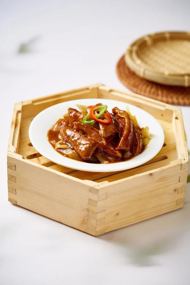 蝴蝶里秋冬新品上市，这家主打广式点心的茶餐厅三十年只专注手工制作，招牌乳鸽不容错过