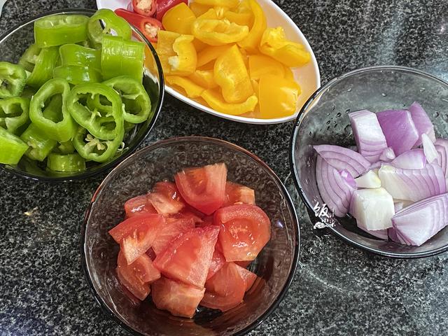 入冬了，天冷就要吃点热乎的，这样的一锅海鲜饭，营养好吃又暖胃