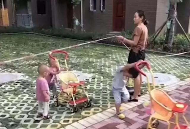 「你的育儿经」二胎妈妈带5个月女儿跳楼自杀：我离死亡这么近，你却怪我太矫情