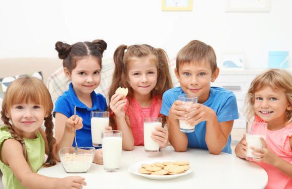 「超级宝妈」饭桌上孩子有这3种行为，父母要留心了，暗示着孩子情商不高