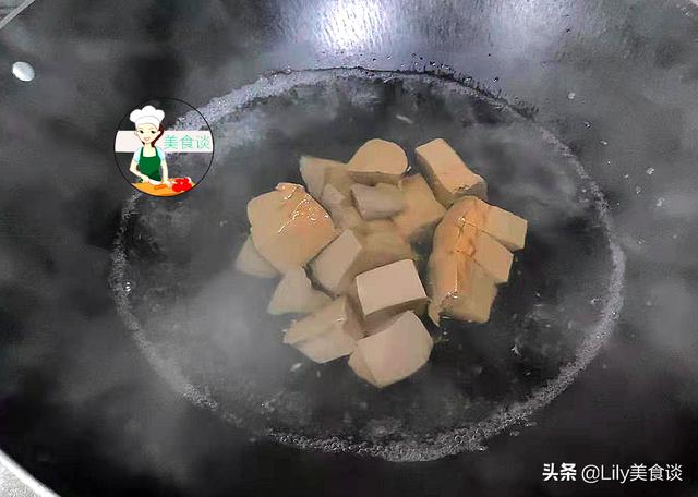 冷天，家人最爱吃这菜，酸辣嫩滑，不放肉也很鲜香，炒一盘不够吃